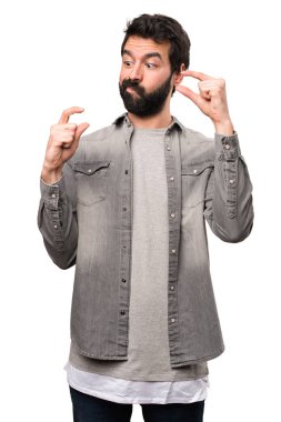 Beyaz backgrou sakal yapma sessizlik jest ile yakışıklı adam