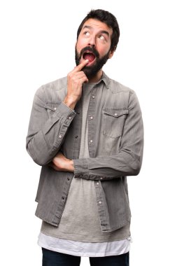 Beyaz backgro sakal yapma sürpriz jest ile yakışıklı adam