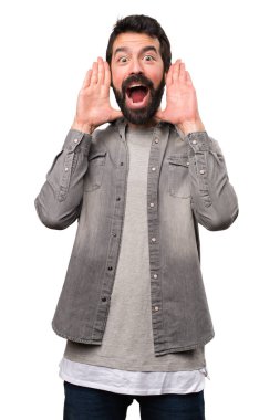 Beyaz backgro sakal yapma sürpriz jest ile yakışıklı adam