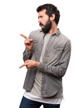 Beyaz arka plan üzerinde dans sakallı yakışıklı adam