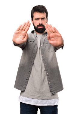 Beyaz zemin üzerine kırmızı hale sakallı yakışıklı adam