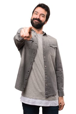 Beyaz adam cephesinde işaret eden sakallı yakışıklı adam