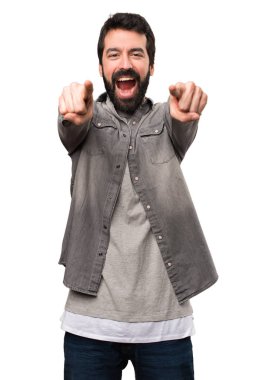 Beyaz adam cephesinde işaret eden sakallı yakışıklı adam