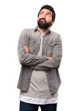 Beyaz arka plan üzerinde şüpheleri sakallı yakışıklı adam