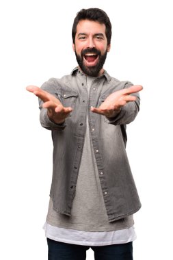 Bir şey beyaz arka plan üzerinde sunulması sakallı yakışıklı adam