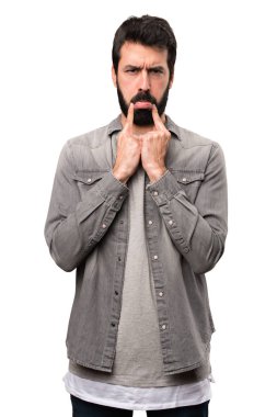 Beyaz arka plan üzerinde sakallı üzgün yakışıklı adam