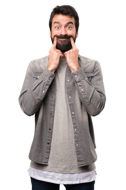 Beyaz arka plan üzerinde sakallı mutlu yakışıklı adam