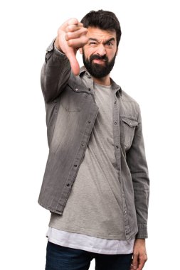 Kötü sinyal beyaz arka plan üzerinde yapma sakallı yakışıklı adam