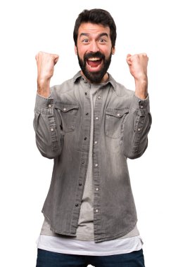 Beyaz arka plan üzerinde sakallı şanslı yakışıklı adam