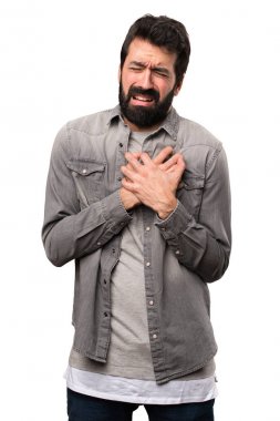 Beyaz arka plan üzerinde kalp acıyla sakallı yakışıklı adam