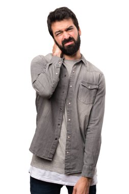 Beyaz arka plan üzerinde boyun ağrısı ile sakallı yakışıklı adam