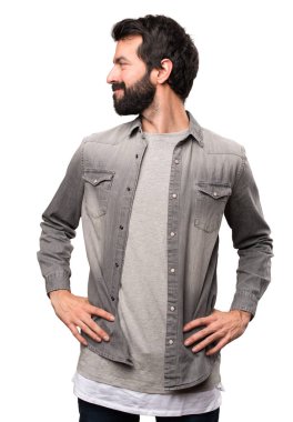 Beyaz arka plan üzerinde yanal seyir sakallı yakışıklı adam