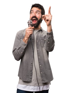 Sakal şarkı üzerinde beyaz backgro mikrofon ile yakışıklı adam