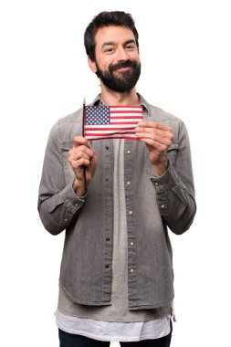 Bir Amerikan bayrağı üzerinde beyaz backgr tutan sakallı yakışıklı adam