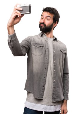 Beyaz arka plan üzerinde bir selfie yapma sakallı yakışıklı adam