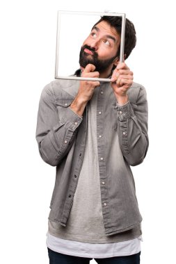 Beyaz arka plan üzerinde framework ile sakallı yakışıklı adam