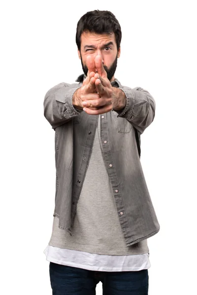 Bonito homem com barba fazendo gesto arma no fundo branco — Fotografia de Stock