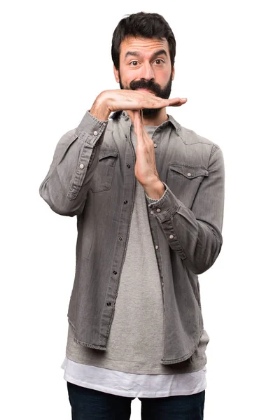 Stilig man med skägg gör timeout gest på vit backgro — Stockfoto