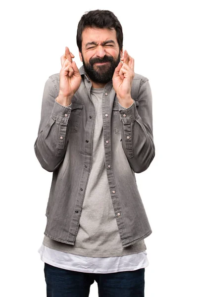 Hombre guapo con barba con los dedos cruzados en el dorso blanco — Foto de Stock