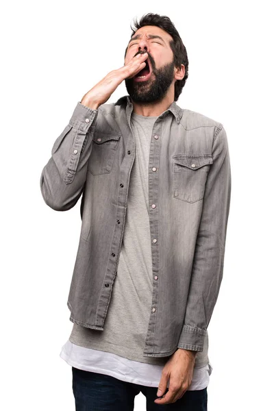 Bonito homem com barba bocejando no fundo branco — Fotografia de Stock