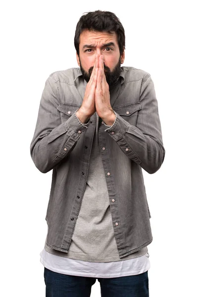 Hombre guapo con barba suplicando sobre fondo blanco — Foto de Stock