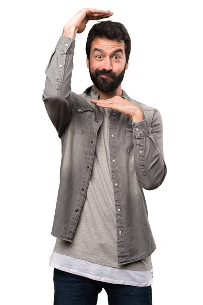 Hombre guapo con barba enfocando su cara sobre fondo blanco —  Fotos de Stock