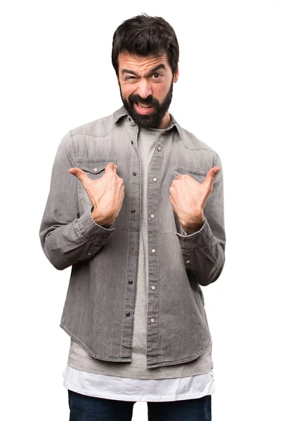 Bonito homem com barba fazendo gesto surpresa no backgro branco — Fotografia de Stock