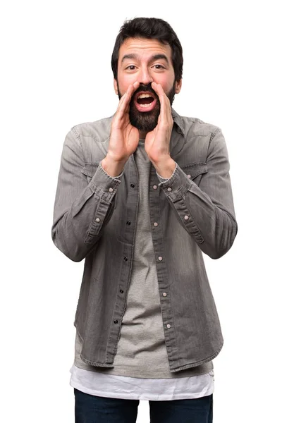 Bello uomo con la barba che grida su sfondo bianco — Foto Stock