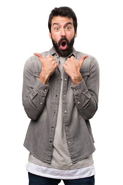 Hombre guapo con barba con el pulgar hacia arriba sobre fondo blanco —  Fotos de Stock