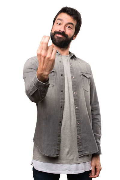 Красавчик с бородой делает жесты на белом фоне — стоковое фото