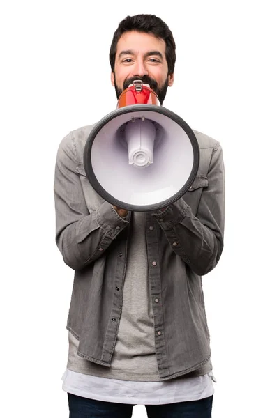 Красивый мужчина с бородой держит мегафон на белом фоне — стоковое фото