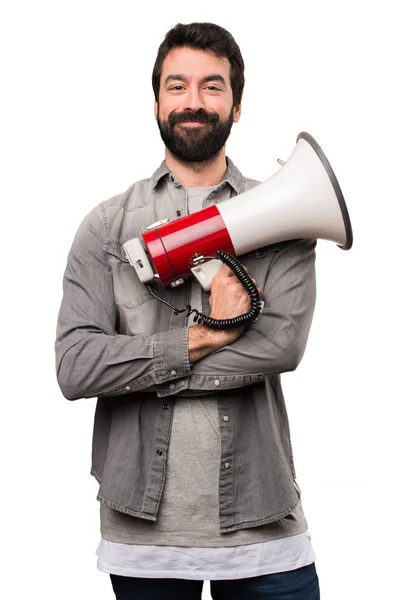 Hombre guapo con barba sosteniendo un megáfono sobre fondo blanco —  Fotos de Stock