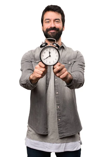 Przystojny mężczyzna z brodą, trzymając zegar vintage na białym tle — Zdjęcie stockowe
