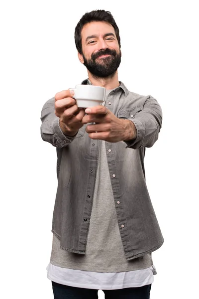 Красивый мужчина с бородой держит чашку кофе на белом бэкгро — стоковое фото