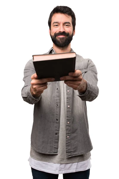 Hombre guapo con barba leyendo un libro sobre fondo blanco — Foto de Stock