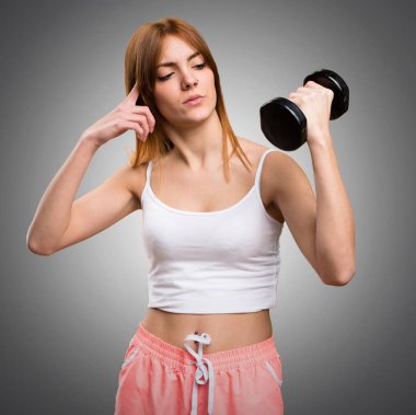 Güzel spor kadın üzerinde gre deli jest yapma dumbbells ile