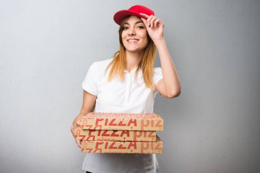 Pizza teslim kadın dokulu arka plan üzerinde