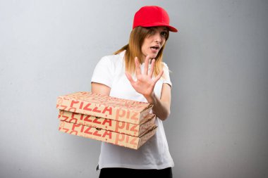 Korkmuş pizza teslim kadın dokulu arka plan üzerinde