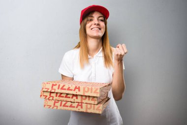 Şanslı pizza teslim kadın dokulu arka plan üzerinde