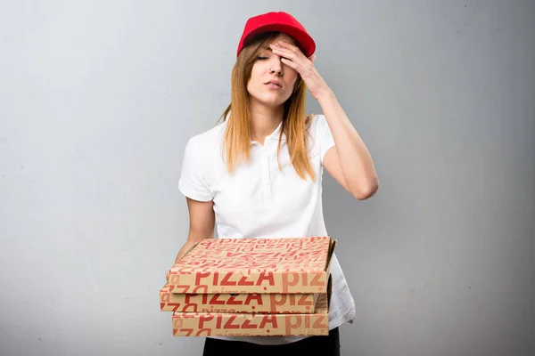 Разочарованная доставка пиццы женщина на текстурированном фоне — стоковое фото