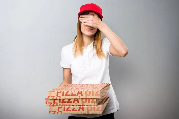 Доставка пиццы женщина закрывает глаза на текстурированный фон — стоковое фото