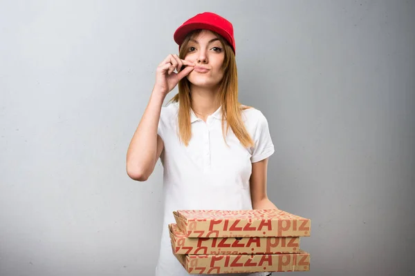 Доставка пиццы женщина делает молчание жест на текстуру backgrou — стоковое фото