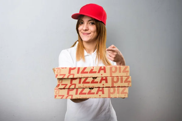 Πίτσα παράδοση γυναίκα κρατώντας κάτι σε φόντο με υφή — Φωτογραφία Αρχείου
