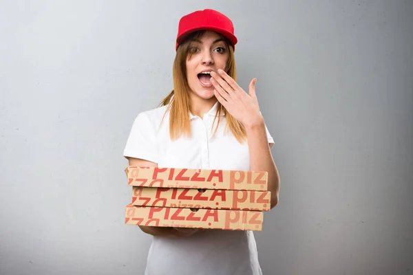 Pizza dodávka žena dělat překvapení gesto na texturou backgro — Stock fotografie