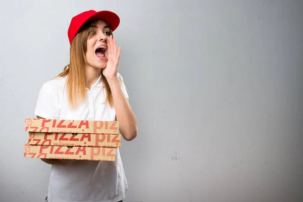Πίτσα παράδοση γυναίκα φωνάζει σε φόντο με υφή — Φωτογραφία Αρχείου