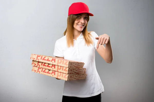 Pizza dodávka žena směřující dolů na podklad s texturou — Stock fotografie