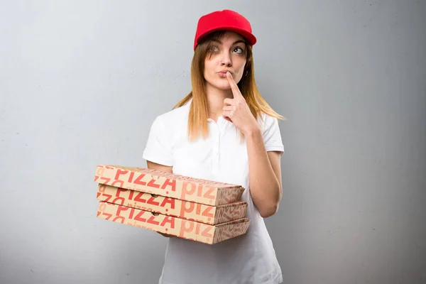 Pizza dodávka žena myslet na podklad s texturou — Stock fotografie