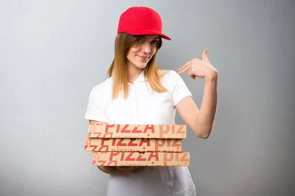 Pizza dodávka žena pyšná sama na podklad s texturou — Stock fotografie