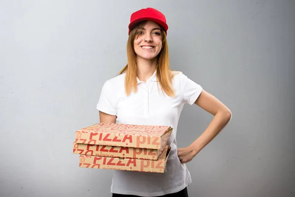 Ευτυχισμένος πίτσα παράδοση γυναίκα σε φόντο με υφή — Φωτογραφία Αρχείου
