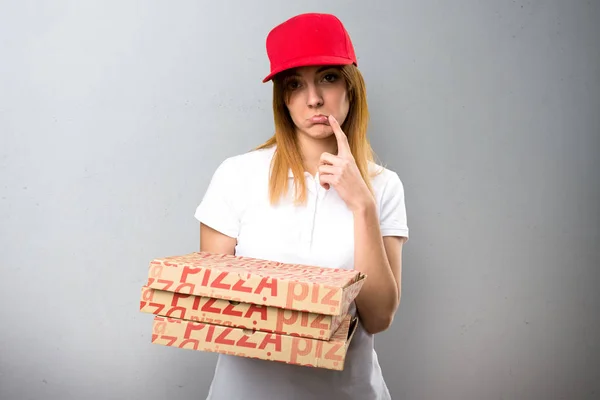 Θλιβερή πίτσα παράδοση γυναίκα σε φόντο με υφή — Φωτογραφία Αρχείου